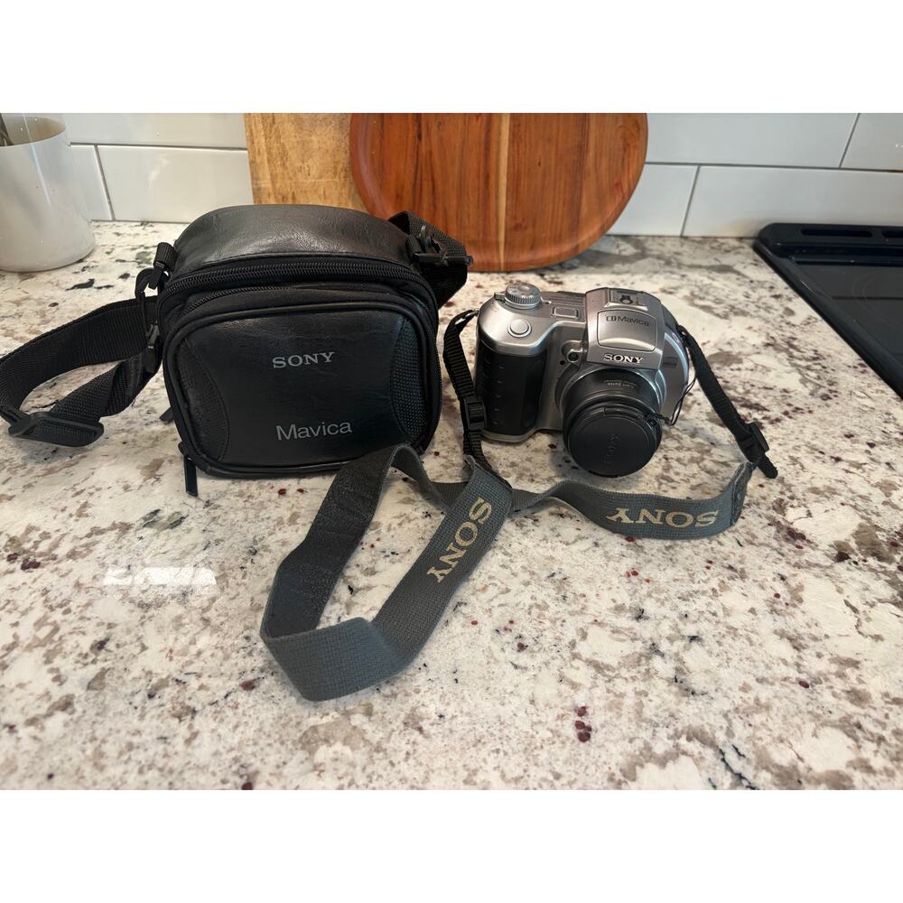 Sony CD Mavica Camera + Case & Strap Parts Only Preowned
